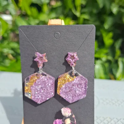 Étoile d’Améthyste – Boucles d’oreilles scintillantes lilas & or